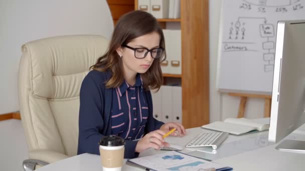 Foto Media Una Joven Trabajadora Sentada Oficina Frente Computadora Escribiendo — Vídeo de stock