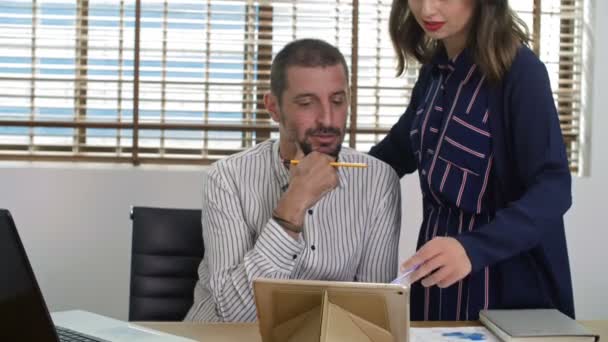 Erkek Meslektaşının Arkasında Duran Kadınının Tablet Ekrandaki Bir Şeye Kalemle — Stok video