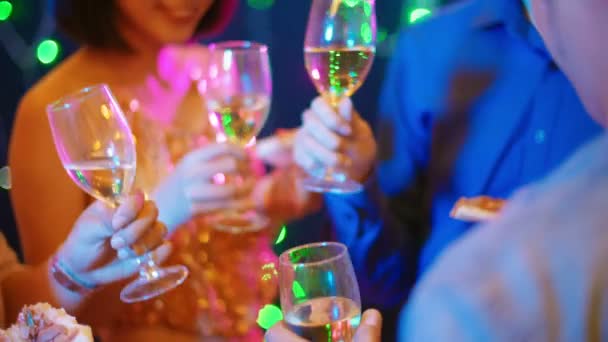 Scatto Incentrato Rack Compagnia Amici Asiatici Tifo Con Champagne Mangiare — Video Stock