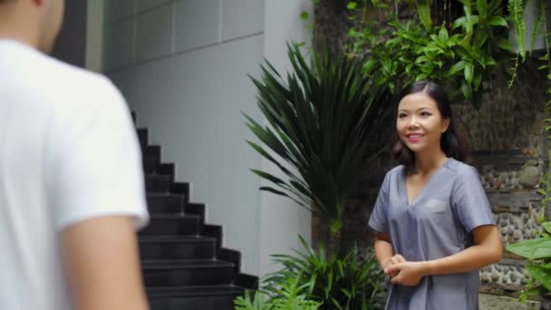 Mediana Disparo Mujer Asiática Uniforme Saludo Cliente Masculino Cerca Del — Vídeos de Stock