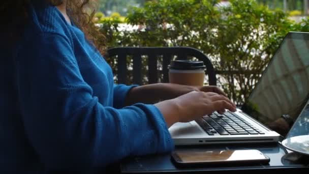 Nahaufnahme Einer Unkenntlichen Frau Blauem Pullover Die Draußen Cafétisch Sitzt — Stockvideo