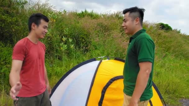 Střední Záběr Dvou Mužských Asijských Turistů Tleskání Navzájem Ruce Objímání — Stock video