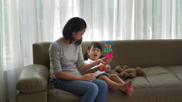 Mediana Toma Joven Asiática Sentada Sofá Jugando Con Pequeña Hija — Vídeos de Stock