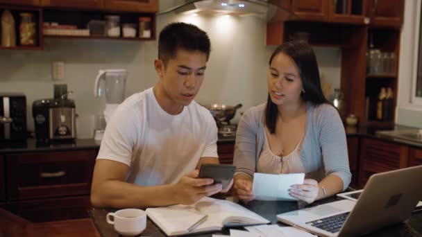 Jeune Couple Asiatique Comptant Les Dépenses Utilité Sur Calculatrice Écrivant — Video