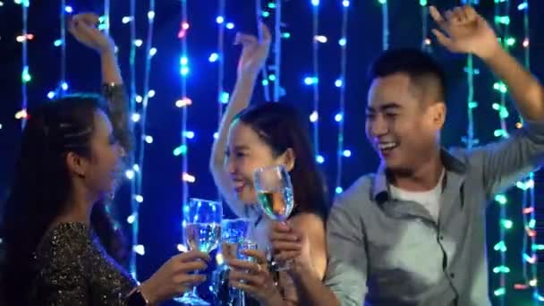 Średni Strzał Trzech Młodych Azjatów Trzymających Kieliszki Szampana Tańczących Wesoło — Wideo stockowe