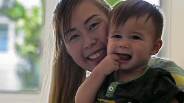 Küçük Sevimli Oğlunu Kucağına Alan Genç Asyalı Anne Parmaklarını Ağzına — Stok video