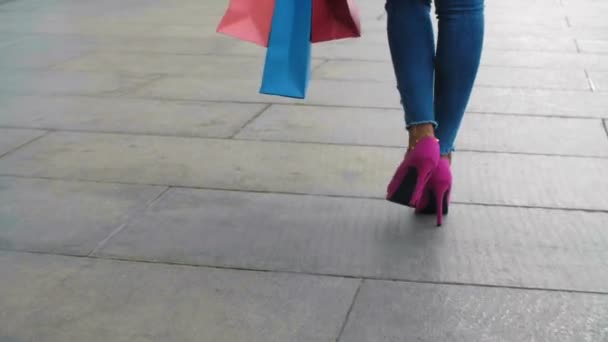 Nierozpoznawalna Kobieta Dżinsach Modnych Różowych Butach Wysokim Obcasie Spacerująca Ulicą — Wideo stockowe
