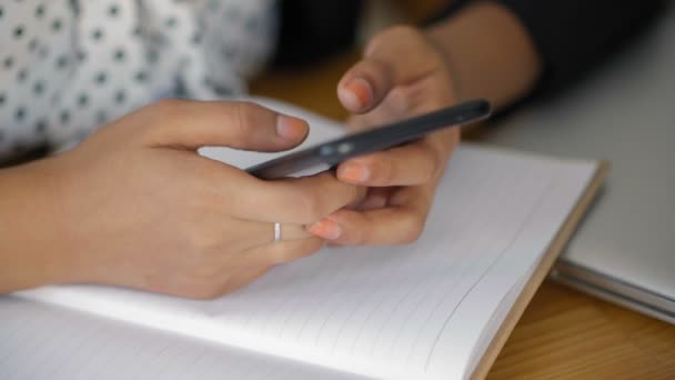 Primer Plano Las Manos Femeninas Sosteniendo Teléfono Escribiendo Mensaje — Vídeos de Stock