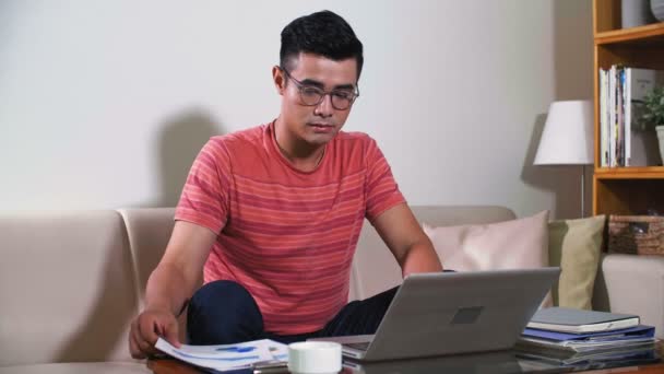 Bloqueio Estudante Asiático Colorido Despojado Shirt Fazendo Projeto Laptop Usando — Vídeo de Stock