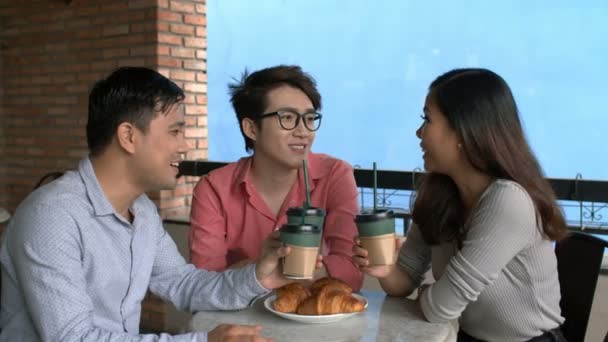 Mittlere Aufnahme Von Drei Mitarbeitern Die Mit Kaffeepapierbechern Der Hand — Stockvideo
