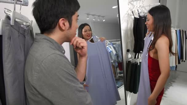 Mittlere Aufnahme Eines Asiatischen Paares Bei Der Kleiderwahl Geschäft — Stockvideo