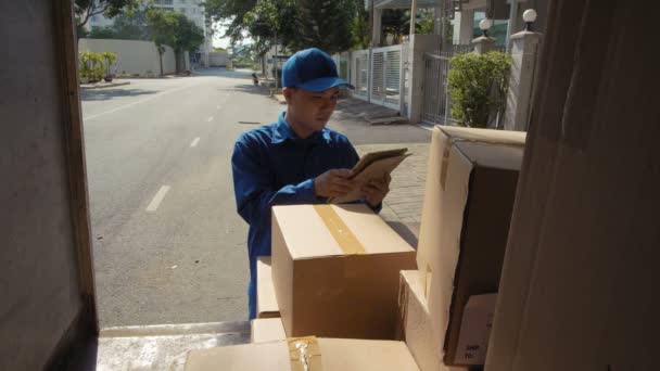 Låsning Asiatisk Man Uniform Håller Tablett Sina Händer Letar Efter — Stockvideo