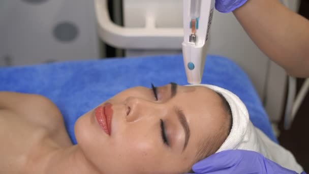 Close Rosto Jovem Mulher Asiática Ter Massagem Facial Elétrica Com — Vídeo de Stock