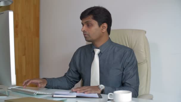 Hintli Bir Ofis Çalışanının Bilgisayarda Oturup Bilgi Ararken Alırken Klavyede — Stok video
