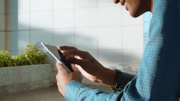 Primer Plano Las Manos Del Hombre Indio Sosteniendo Teléfono Viendo — Vídeos de Stock