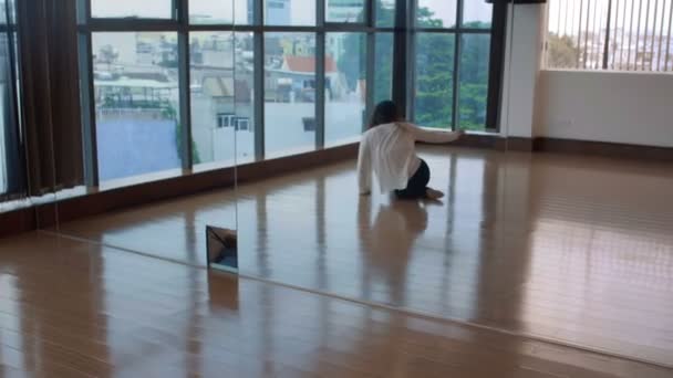 Молодая Азиатка Репетирует Современный Танец Одна Перед Зеркалом Большой Танцевальной — стоковое видео