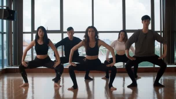 Bir Grup Profesyonel Erkek Bayan Asyalı Dansçı Büyük Vitrinli Stüdyoda — Stok video