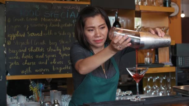 Professionele Aziatische Vrouwelijke Barman Gieten Alcoholische Cocktail Van Shaker Glas — Stockvideo