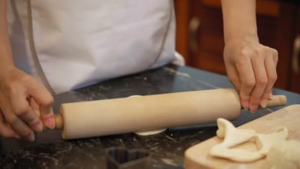 Крупный План Анонимной Женщины Скатывающей Тесто Печенья Деревянной Скалкой Кухонном — стоковое видео