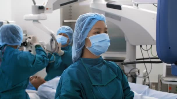 Profesjonalna Chirurg Mundurze Ochronnym Masce Ustawienie Monitora Chirurgicznego Podczas Stania — Wideo stockowe