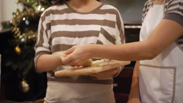 Csinos Ázsiai Lány Télapó Kalap Tesz Nyers Vágott Cookie Kat — Stock videók