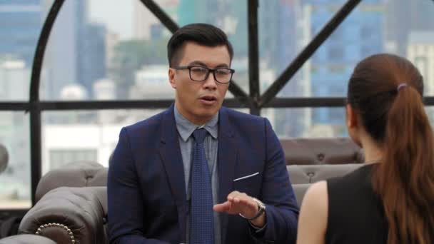 Verrouillage Femme Affaires Asiatique Homme Affaires Assis Sur Canapé Face — Video