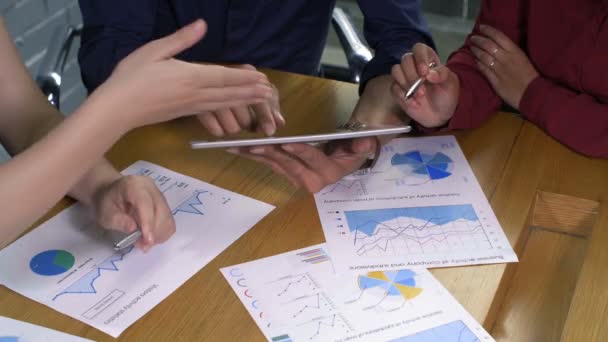 Primer Plano Las Manos Humanas Sosteniendo Bolígrafos Apuntando Con Bolígrafos — Vídeo de stock