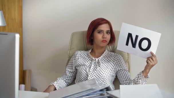 一位年轻的印度女商人坐在办公室的椅子上 手里拿着名牌 看着相机 拒绝了她的求婚 — 图库视频影像