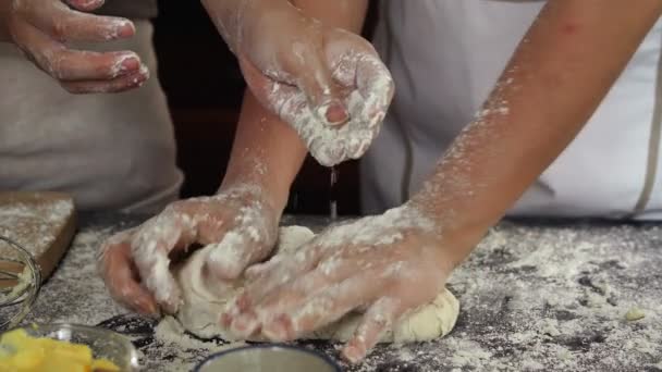 Close Vista Mulher Anônima Amassar Massa Biscoito Mesa Cozinha Enquanto — Vídeo de Stock