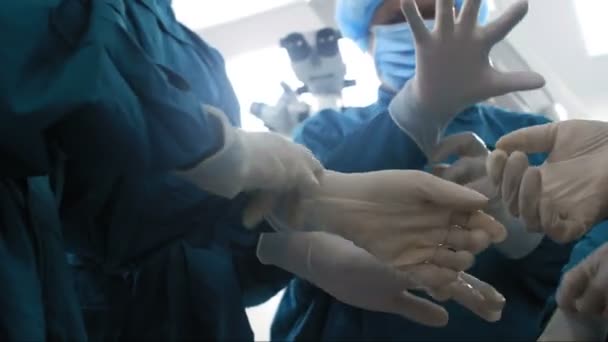 Bezpośrednio Poniżej Widoku Nierozpoznanych Chirurgów Asystentów Zakładających Rękawice Medyczne Przygotowujących — Wideo stockowe
