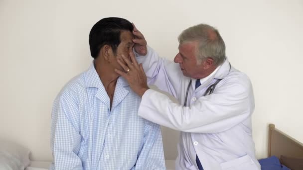 Professionnel Caucasien Mâle Médecin Faire Examen Médical Senior Asiatique Homme — Video
