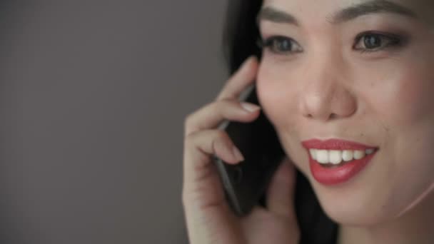 Primer Plano Mujer Asiática Cara Tener Conversación Telefónica — Vídeos de Stock