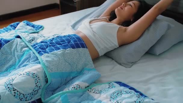 Incline Tiro Jovem Bela Mulher Asiática Sleepwear Deitado Cama Olhando — Vídeo de Stock