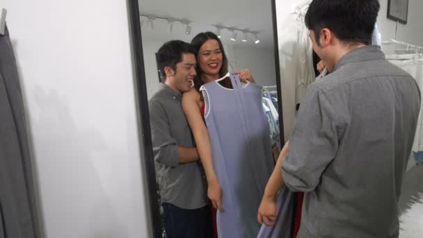 Bloqueo Hombre Mujer Asiáticos Pie Abrazo Delante Del Espejo Discutir — Vídeo de stock