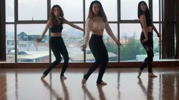 Группа Молодых Привлекательных Азиатских Женщин Репетирует Современный Танец Школе Танцев — стоковое видео
