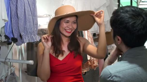 Medium Skud Ung Asiatisk Kvinde Stående Med Hat Hovedet Diskutere – Stock-video
