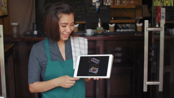 Aantrekkelijke Vrouwelijke Aziatische Caféhouder Draagt Schort Met Digitale Tablet Toont — Stockvideo