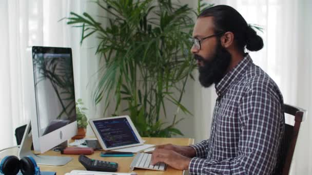 Bloqueo Del Joven Programador Indio Sentado Computadora Escribiendo Luego Sonriendo — Vídeos de Stock