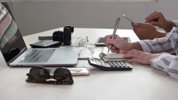 Foto Media Manos Femeninas Escribiendo Algo Cuaderno Manos Masculinas Usando — Vídeo de stock