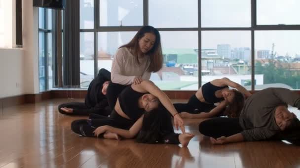 Gruppo Giovani Uomini Donne Asiatici Che Allungano Durante Lezione Danza — Video Stock