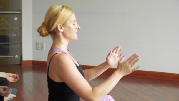 Profesora Rubia Grupo Mujeres Sentadas Colchonetas Fitness Estudio Practicando Pose — Vídeo de stock