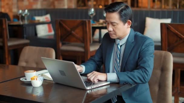 Uomo Asiatico Mezza Età Finitura Lavoro Sul Computer Portatile Prendendo — Video Stock