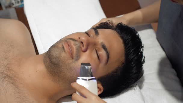 用特殊工具对男性面部进行年轻化皮肤刺激的近距离观察 — 图库视频影像