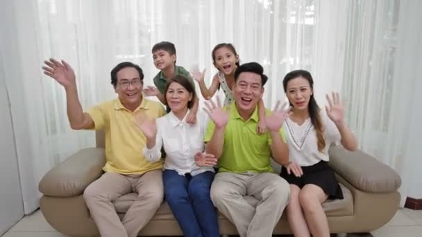 Zoom Fuera Los Miembros Diferentes Generaciones Una Familia Asiática Sentado — Vídeo de stock