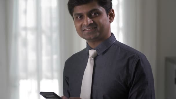 Incline Empresário Indiano Escritório Com Smartphone Suas Mãos Olhando Para — Vídeo de Stock