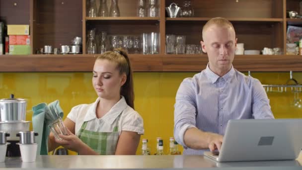 Kafe Sahibinin Dizüstü Bilgisayar Kullanması Bardakları Havluyla Silmesi — Stok video