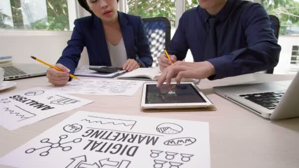 Közepes Felvétel Fiatal Ázsiai Üzletemberről Üzletasszonyról Akik Együtt Ülnek Munkaasztalnál — Stock videók