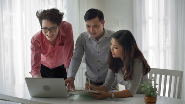 Asyalı Arkadaşının Bilgisayar Ekranına Belgelere Baktığı Şirketin Gelecekteki Stratejisi Hakkında — Stok video