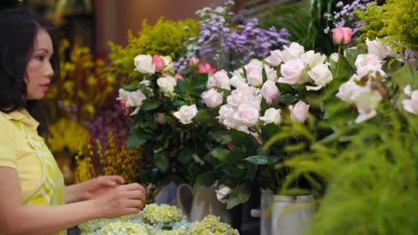 亚洲的一位中年妇女在自家花园里照料花朵 — 图库视频影像