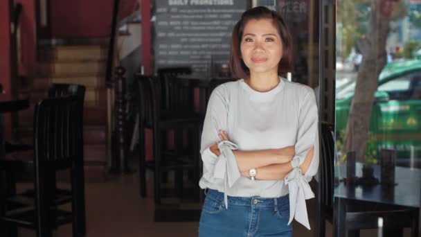 Joven Mujer Asiática Atractiva Ropa Casual Pie Pub Con Las — Vídeo de stock